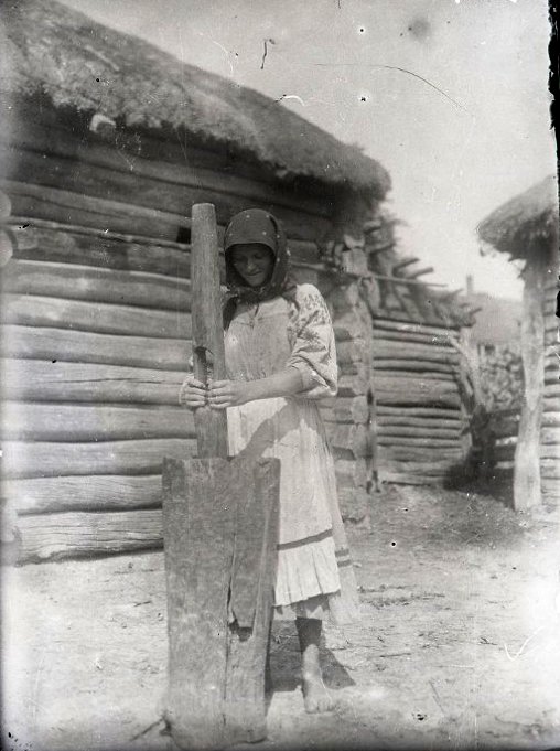 012_Толчение в ручной ступе. Украинцы. Украина (УССР), август, 1930-1