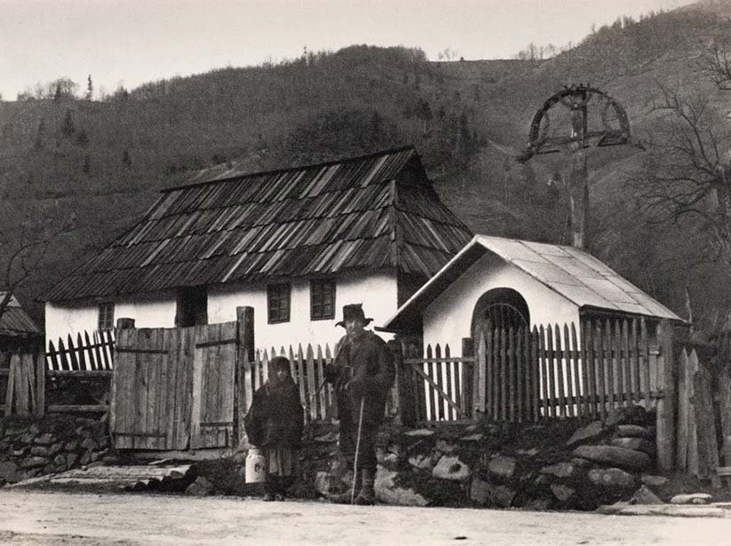 Чоловік з дитиною перед будинком. Ясіня на Закарпатті, 1934 р. Else Seifert, SLUB  Deutsche Fotothek