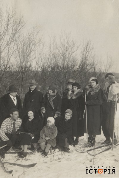 Родина Калинович з друзями, с. Шоломия Бібрецького п-ту Львівського в-ва, 1920-ті рр.