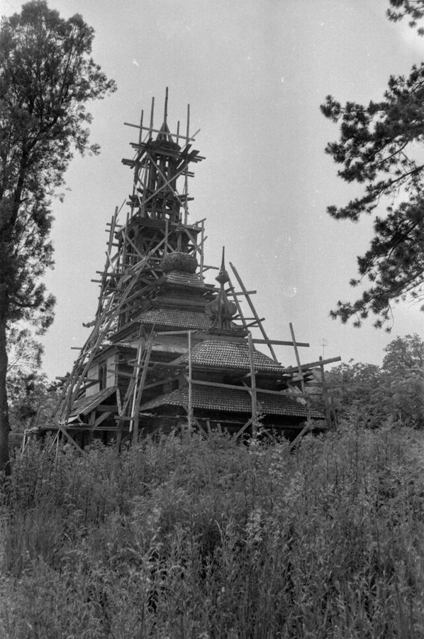 Встановлення Шелестівської церкви в Ужгороді, початок 1970-х рр. Фото з архіву Ужгородського скансену