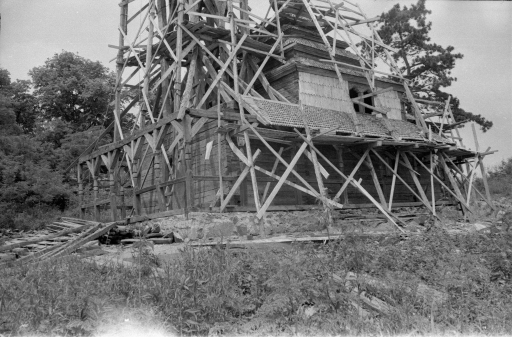 Встановлення Шелестівської церкви в Ужгороді, початок 1970-х рр. Фото з архіву Ужгородського скансену