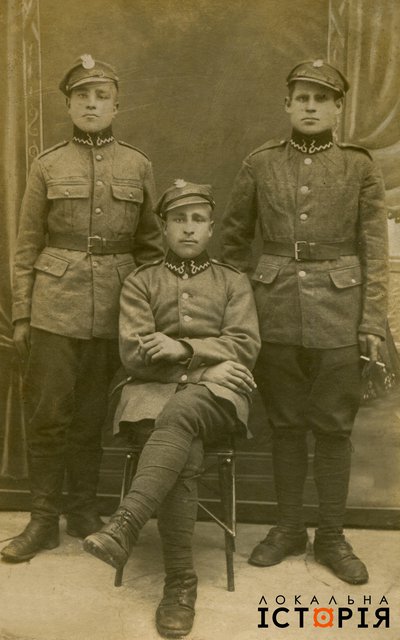 Вояки Війська Польського, 1920-ті рр. Зліва направо: Йосип Гарасимчук, Григорій Грева, Гнат Сидорчук.