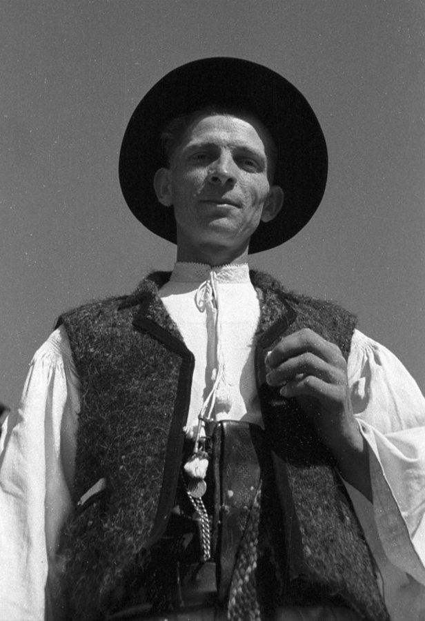 Чоловік у народному одязі. Закарпаття, 1939 р