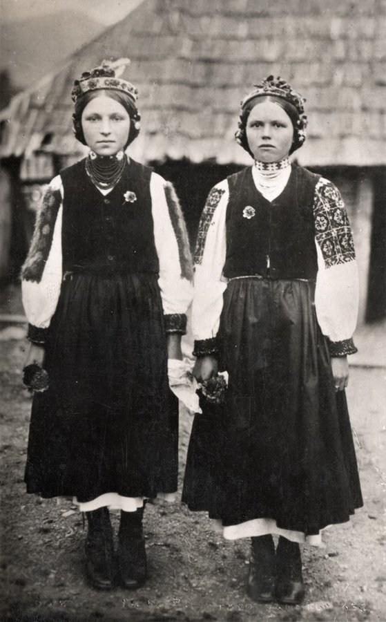Дівчата у «заспульницях» на Міжгірщині, 1920-1930-ті роки. Фото Kammel з архіву автора