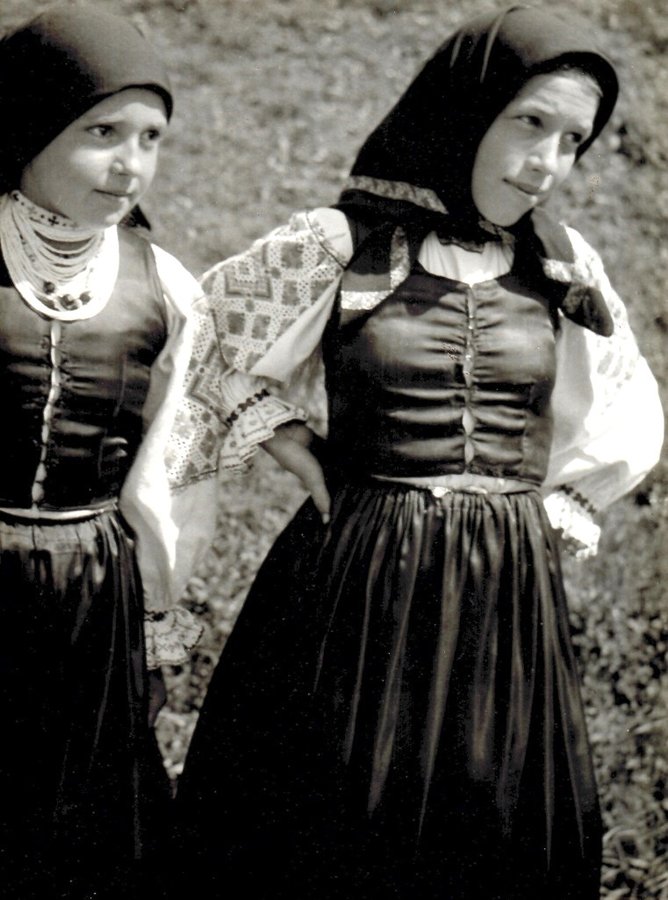 Дівчата з Волового (нині селище Міжгір’я), 1938 р. Jaromír Funke. Archiv Miloslavy Rupešové