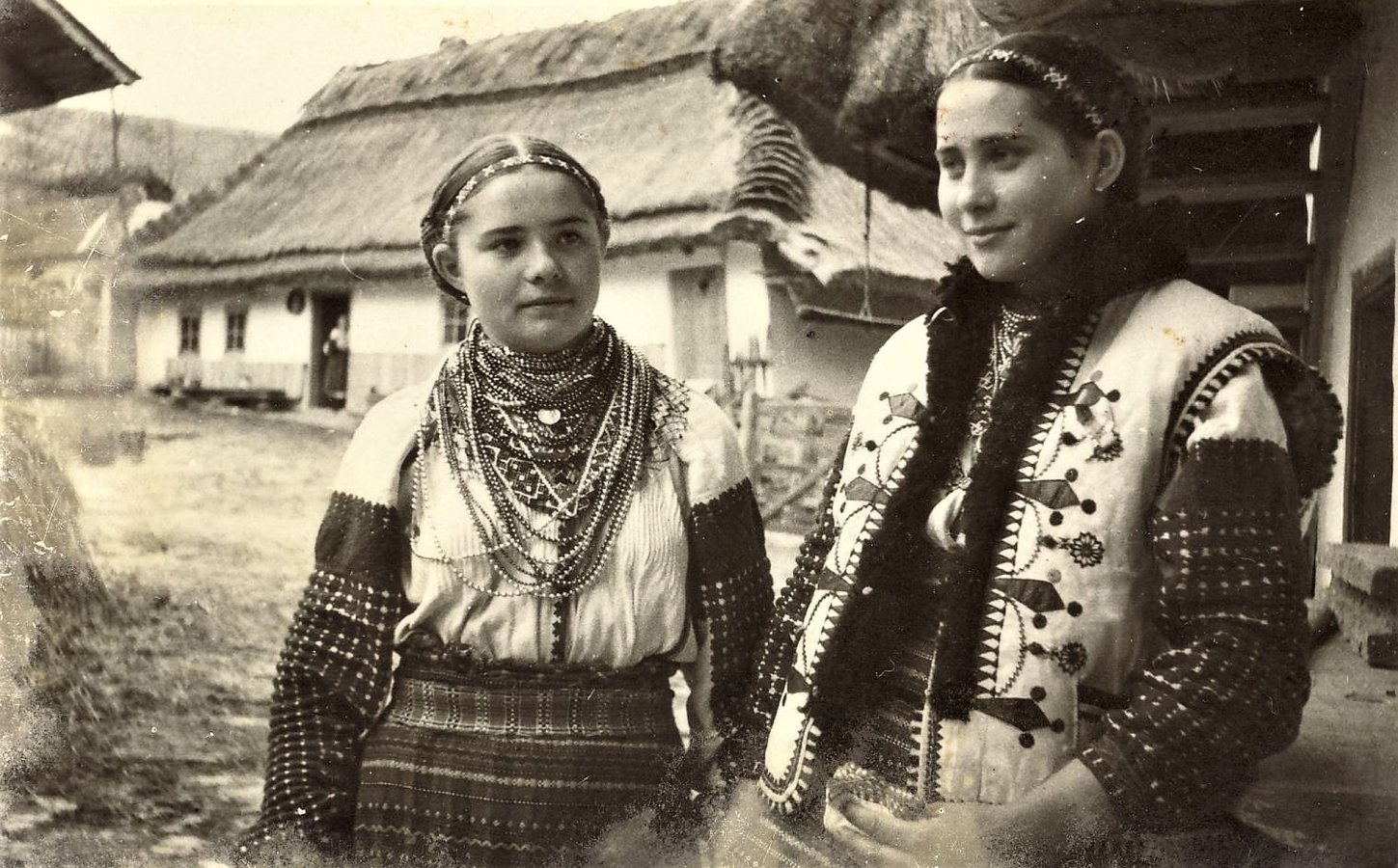 Дівчата з над Дністра. Юліан Дорош, 1930-ті рр. Український музей-архів у Клівленді.JPG