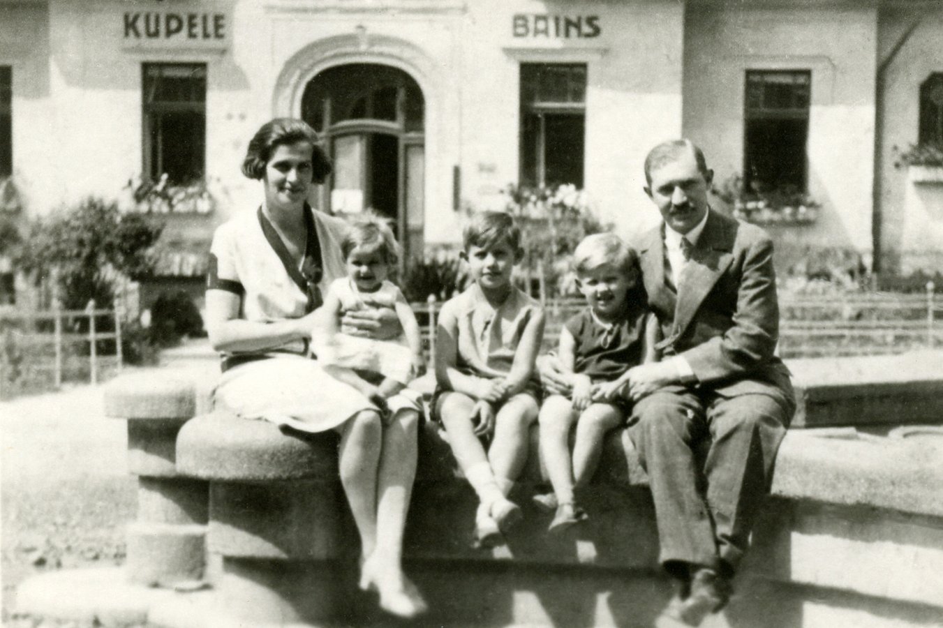 Эдит (на коленях у матери) с родителями и сестрами Магдой (в центре) и Кларой.