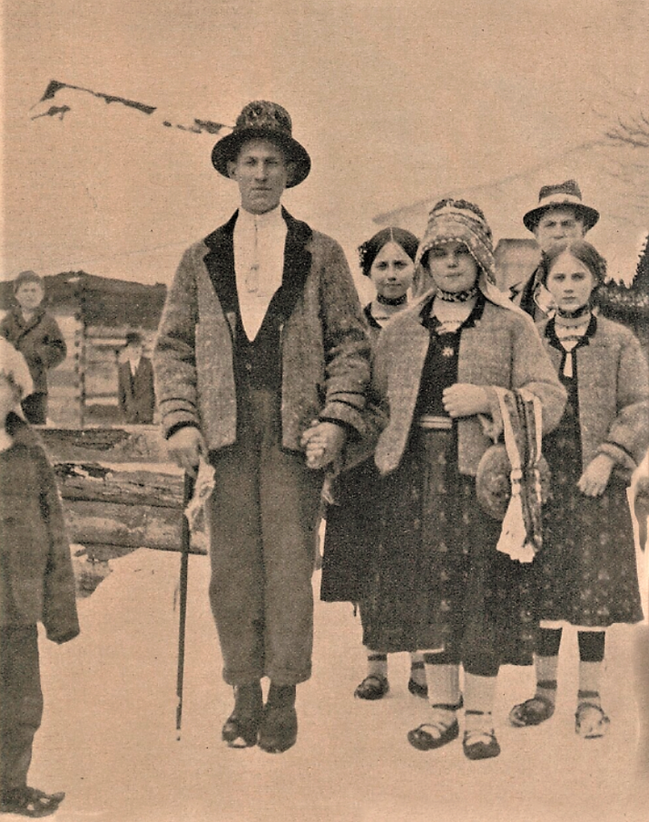 Федір Грицан віддає заміж 16-річну дочку Марійку. Тячівщина. Фото Karel Bejsta з титульної сторінки чехословацького журналу Rozkvět за 1935 р.