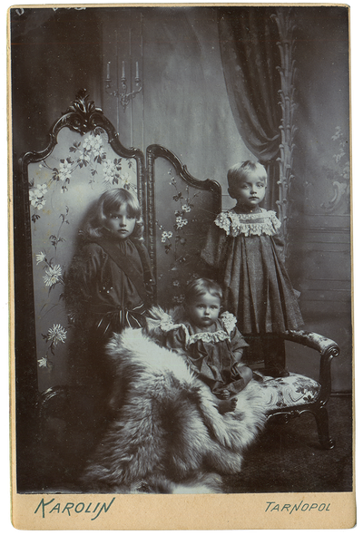 Фото дітей з фотоательє Каролін в Тернополі. архів Дарії Корчак.png