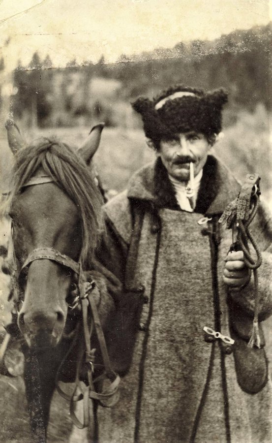Гуцул з конем. Юліан Дорош, 1930-ті рр. Український музей-архів у Клівленді.JPG