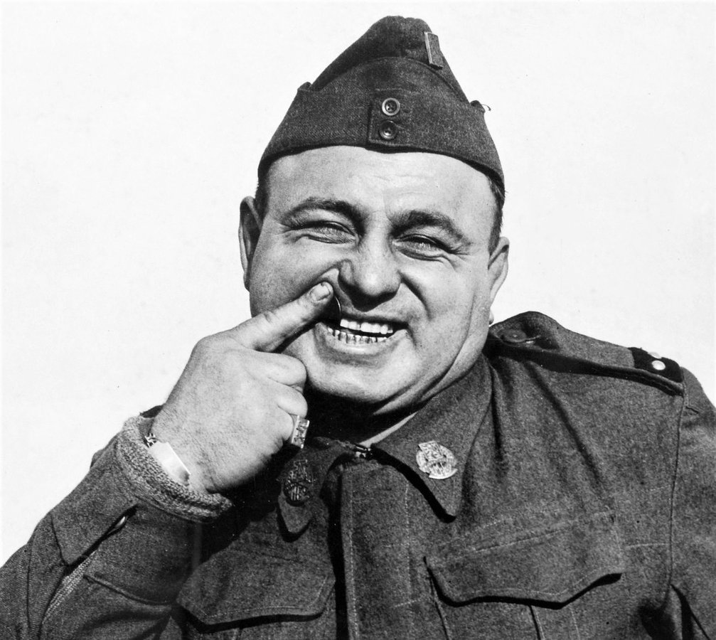 Корошенко – капрал чехословацької армії, гне пенні між зубами, 1944 рік mukachevo.net