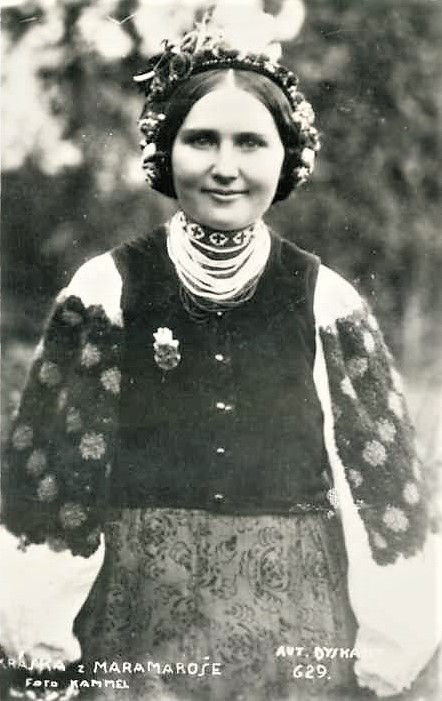 «Красуня з Марамороша». Дівчина з Міжгірської Верховини у сорочці-заспульниці на листівці 1920-1930-х років. Фото Kammel