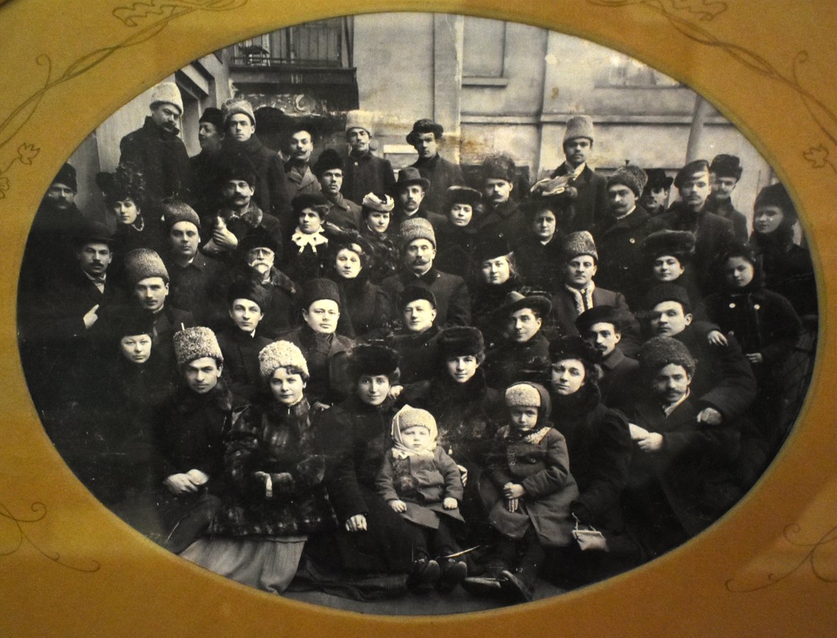 Петлюра замальований разом з акторами театру Садовського_1908