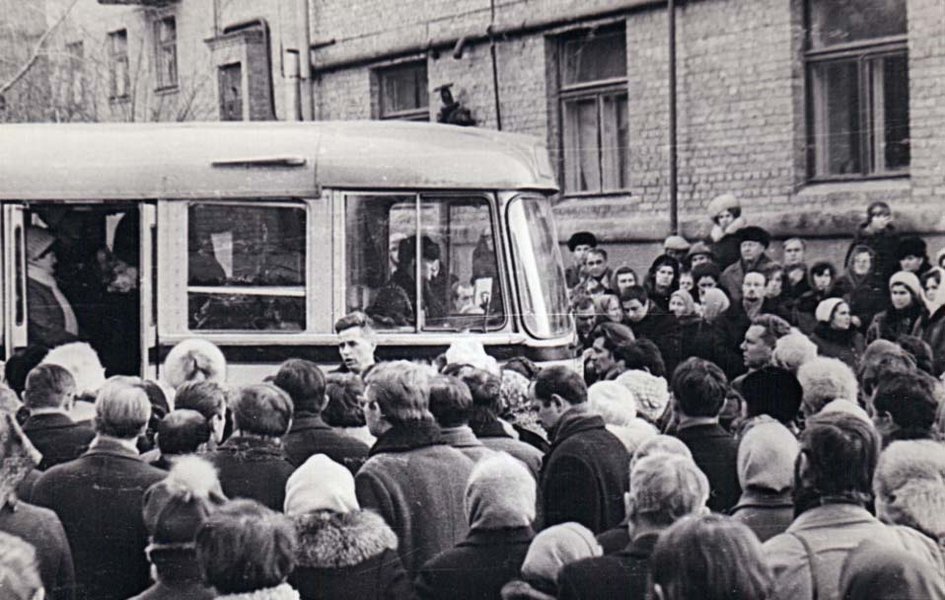 Похорон Алли Горської. Біля автобуса під будинком художніх майстерень по вул. Філатова. Київ, 7 грудня 1970