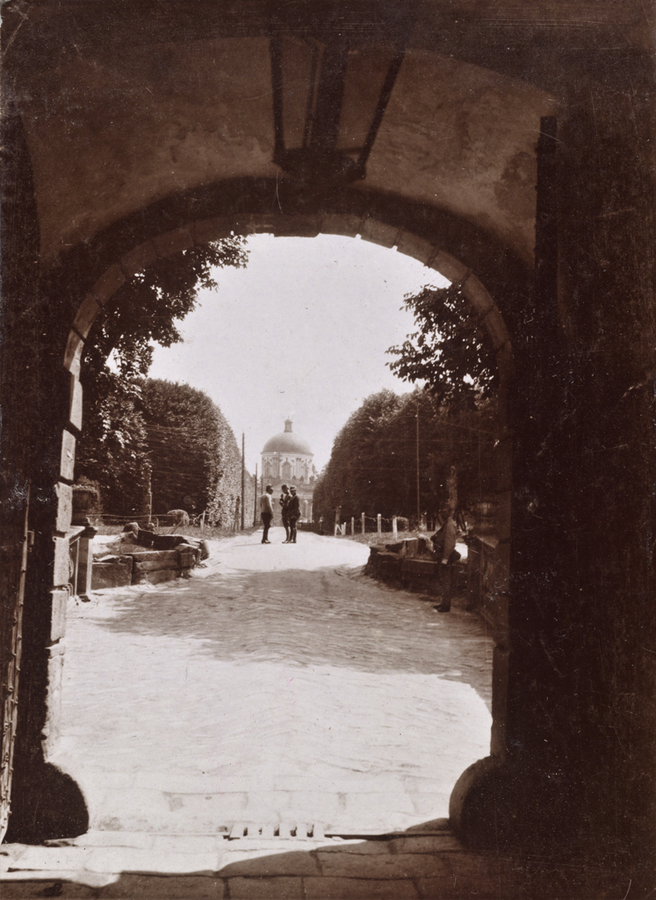 Церква у селі Підгірці (на задньому плані) на Львівщині. Галичина, 1917 р. ÖNB Schalek Alice