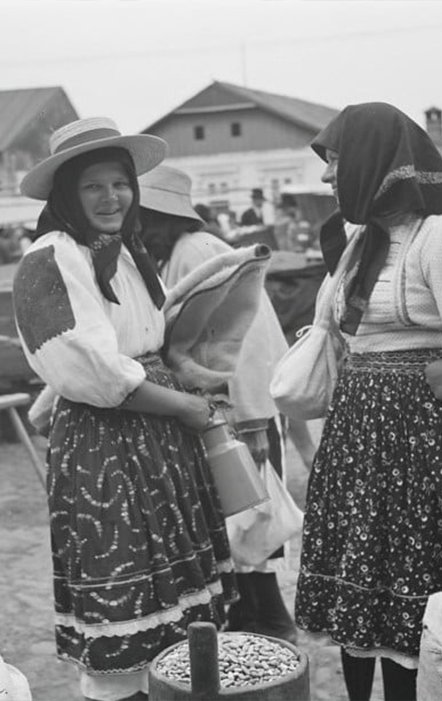 Жінки на ринку у Хусті, 1938-1939