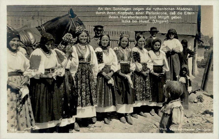 Жінки у народній ноші із села Іза, що біля Хуста. Листівка часів Першої світової війни. Фото Dr. Hertz