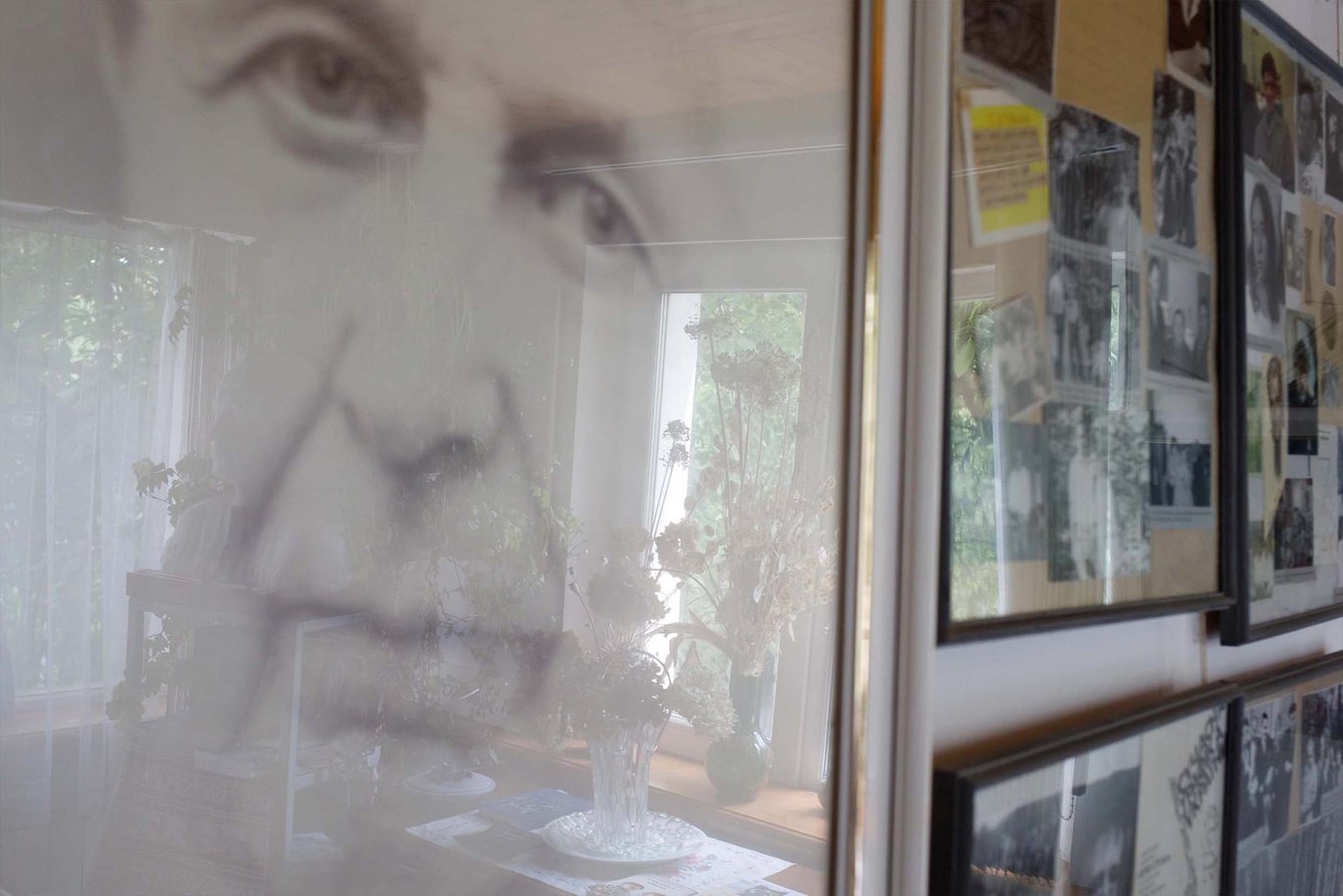 Портрет Григорія Кочура серед фото учнів його _Ірпінського університету_