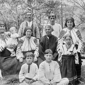 002_Węgrzynowicz Leopold_1913_Trzypokoleniowa rodzina wójta z Boryszkowiec w odświętnych podolskich strojach V-2561_ЛІ