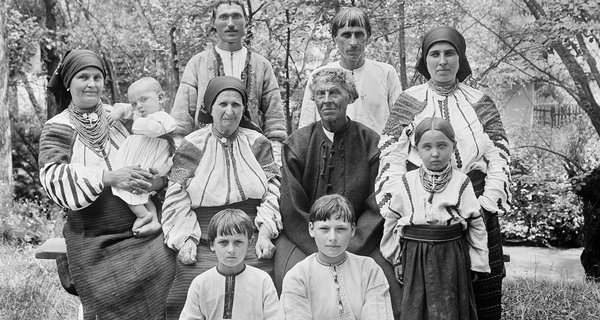 002_Węgrzynowicz Leopold_1913_Trzypokoleniowa rodzina wójta z Boryszkowiec w odświętnych podolskich strojach V-2561_ЛІ