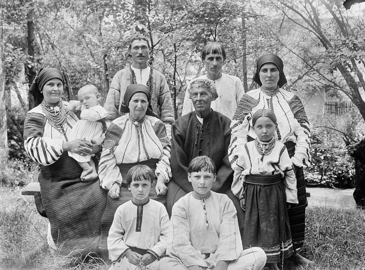 002_Węgrzynowicz Leopold_1913_Trzypokoleniowa rodzina wójta z Boryszkowiec w odświętnych podolskich strojach V-2561_ЛІ
