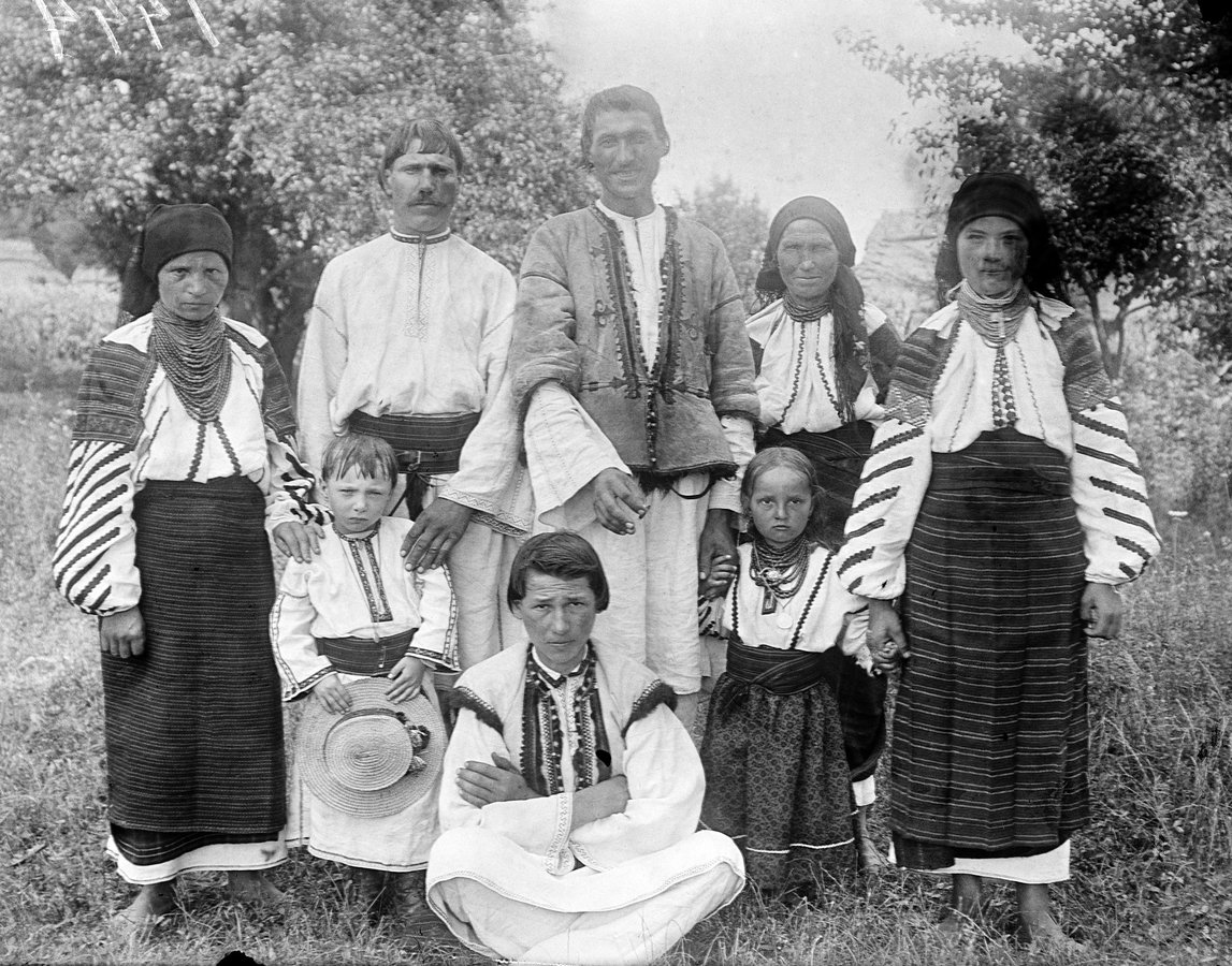 003_Rodzina z Boryszkowiec w odświętnych podolskich strojach V-2403_ЛІ