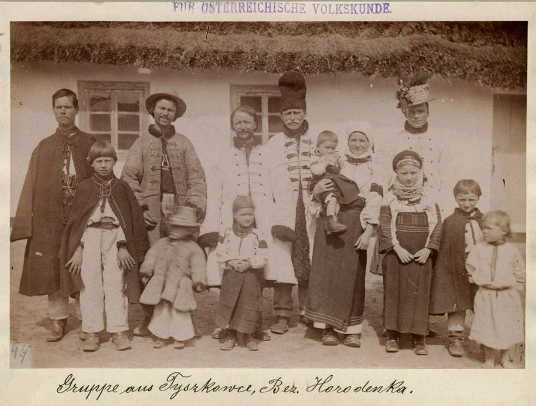 003_Тишківці_Шухевич_родина біля хати_1904_725_08 (1)