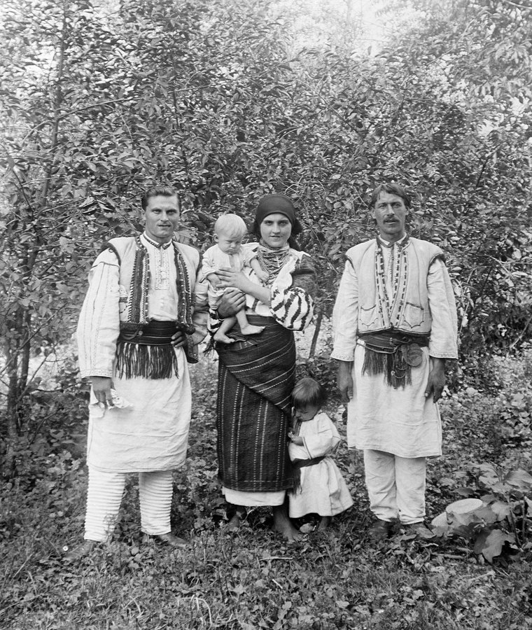 004_Młoda kobieta z Boryszkowiec z dwójką dzieci, w towarzystwie dwóch mężczyzn, w odświętnych podolskich strojach V-2562_ЛІ