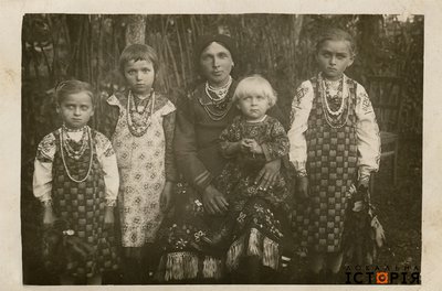 Родина Басараб. Стоїть зліва Оля, посередині бабуся Анна з Йосипом на руках, справа Оля, с. Бережниця Жидачівського п-ту Станіславського в-ва, 1930-ті рр.