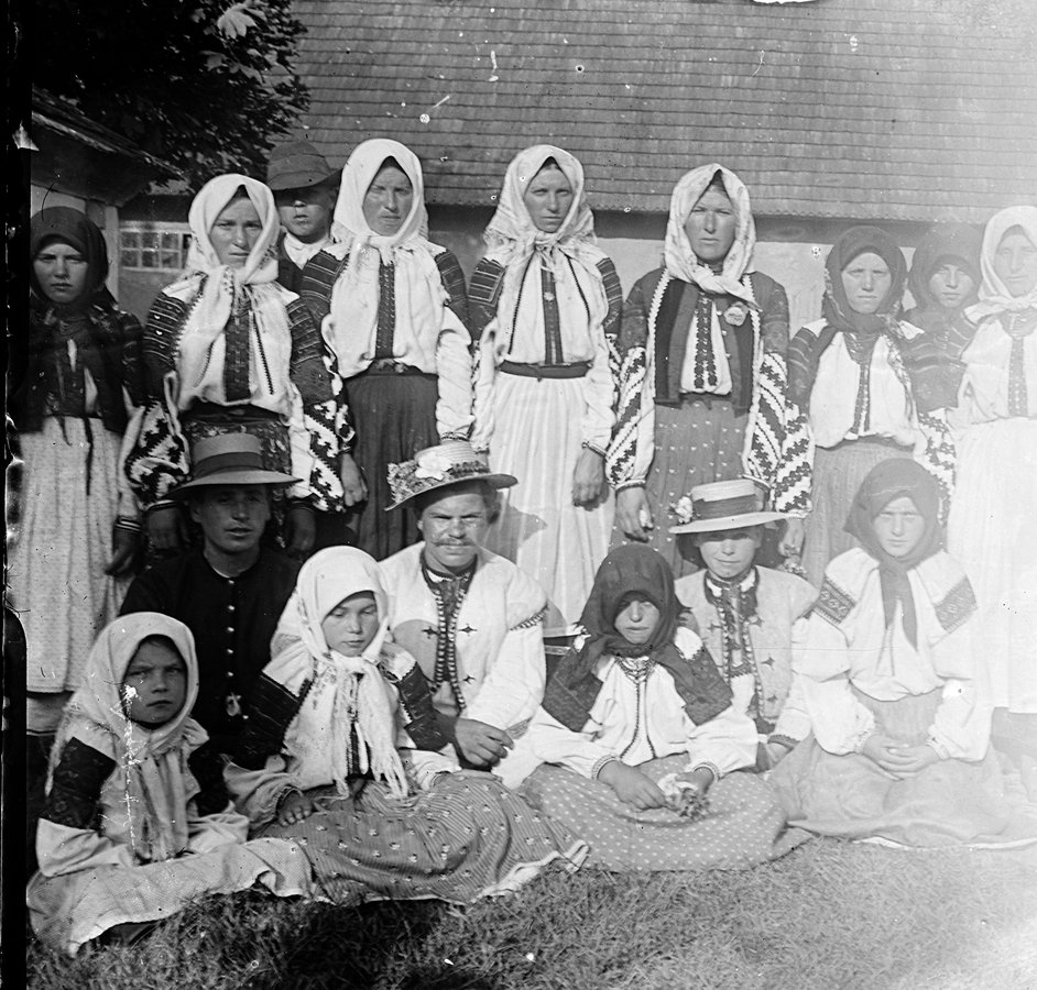 009_Grupa dzieci i młodzieży z Boryszkowiec w odświętnych podolskich strojach V-2402_ЛІ