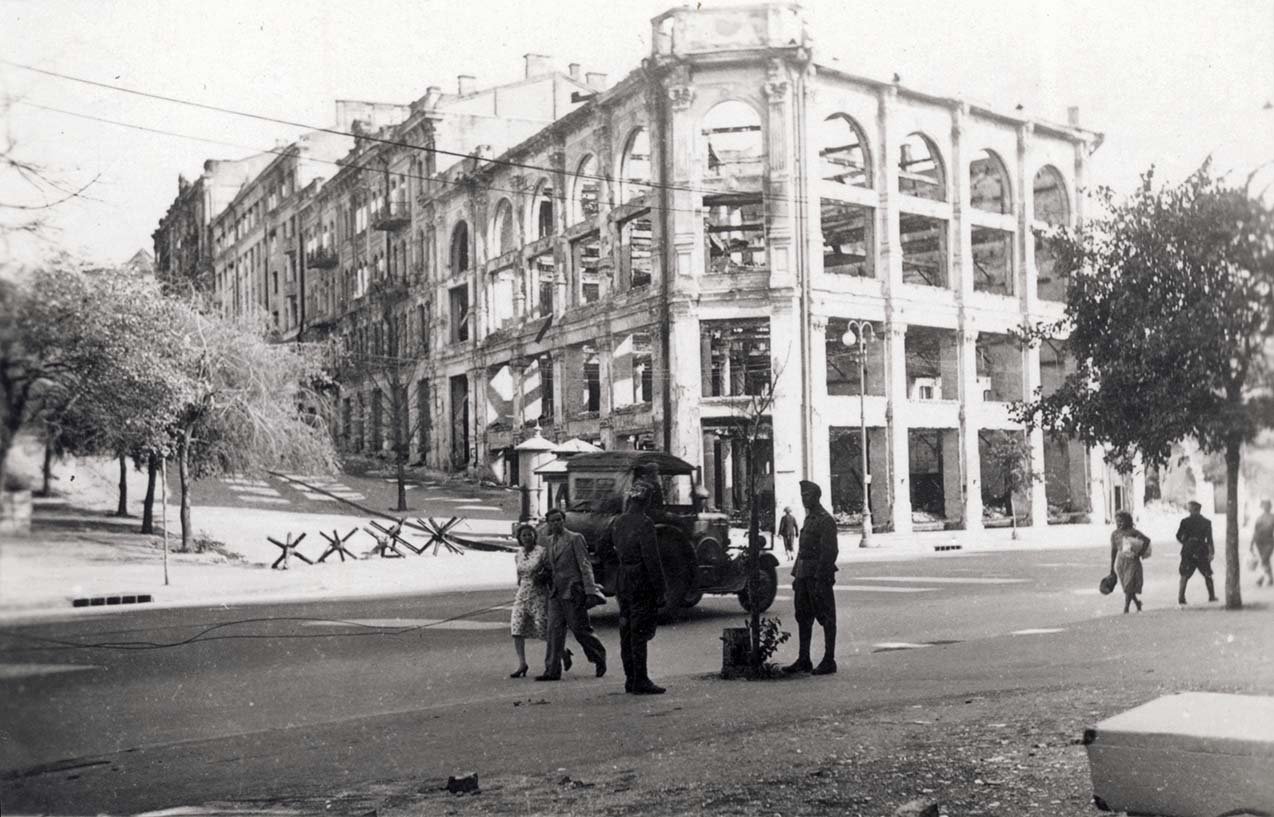 Проспект Хрещатик, навпроти вулиці Лютеранської (Енгельса), 1942 р. Фото Zagyva Tiborné Fortepan