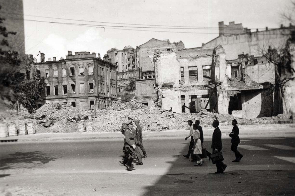 Підірвані будинки проспекту Хрещатик, 1942 р. Фото Zagyva Tiborné Fortepan