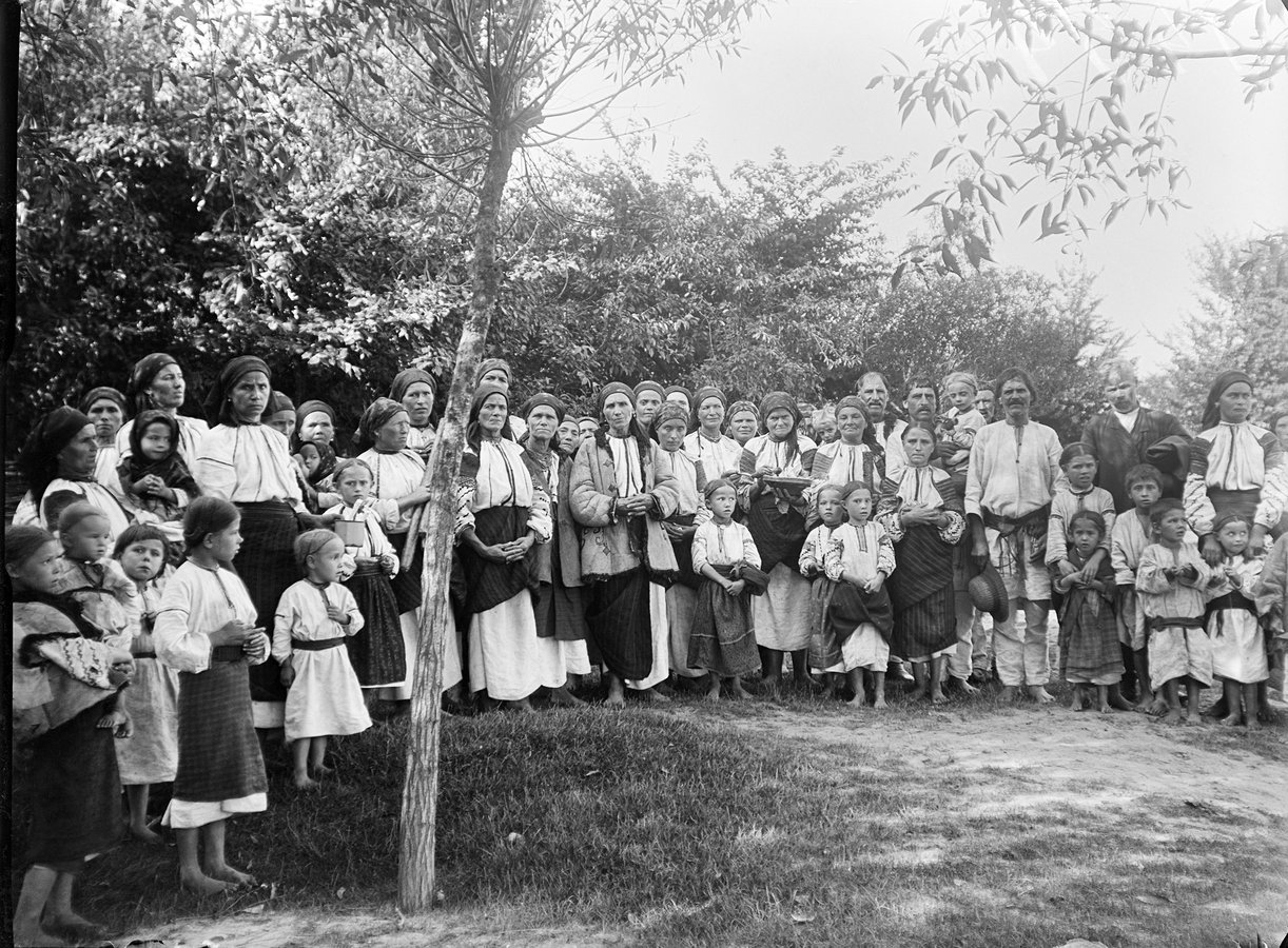 012_Węgrzynowicz Leopold_1913_Uczestnicy pogrzebu młodej kobiety przed cmentarzem w Horoszowej, częstowani kutią przez matkę zmarłej V-2412_ЛІ