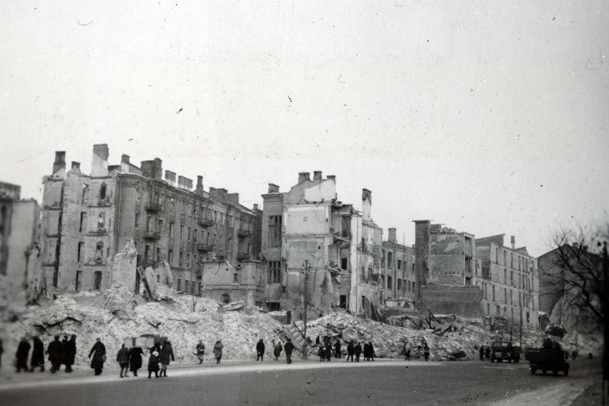 Підірвані будинки проспекту Хрещатик, навпроти руїн універмагу, 1942 р. Фото Kiss Endre Fortepan