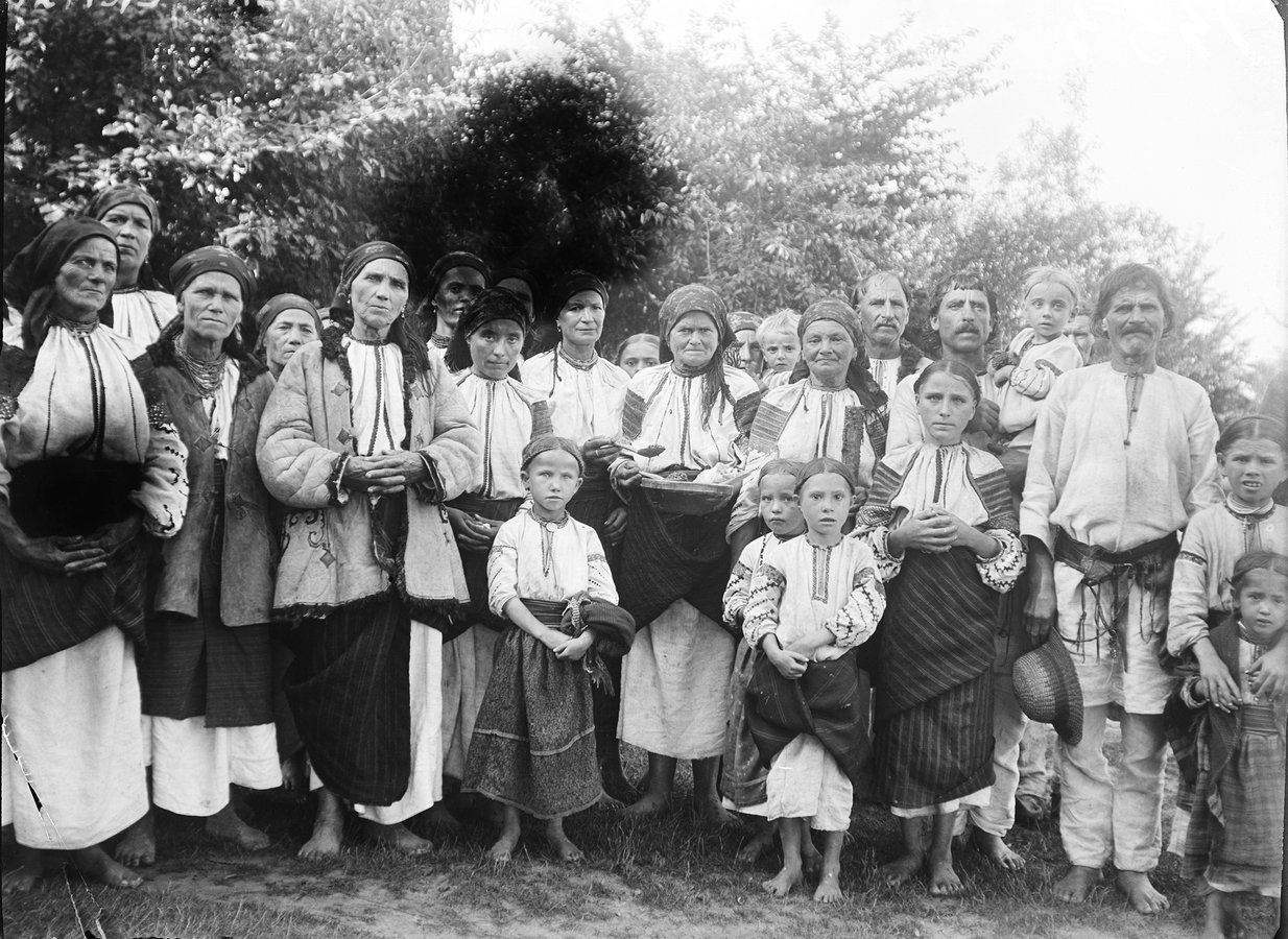 013_Uczestnicy pogrzebu młodej kobiety przed cmentarzem w Horoszowej, częstowani kutią przez matkę zmarłej V-2413_ЛІ