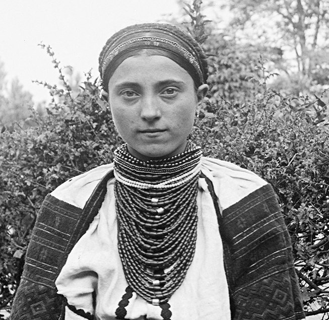 017_Matka z córkami (jedna z nich w odświętnym podolskim stroju) z Boryszkowiec V-2563_ЛІ_деталь