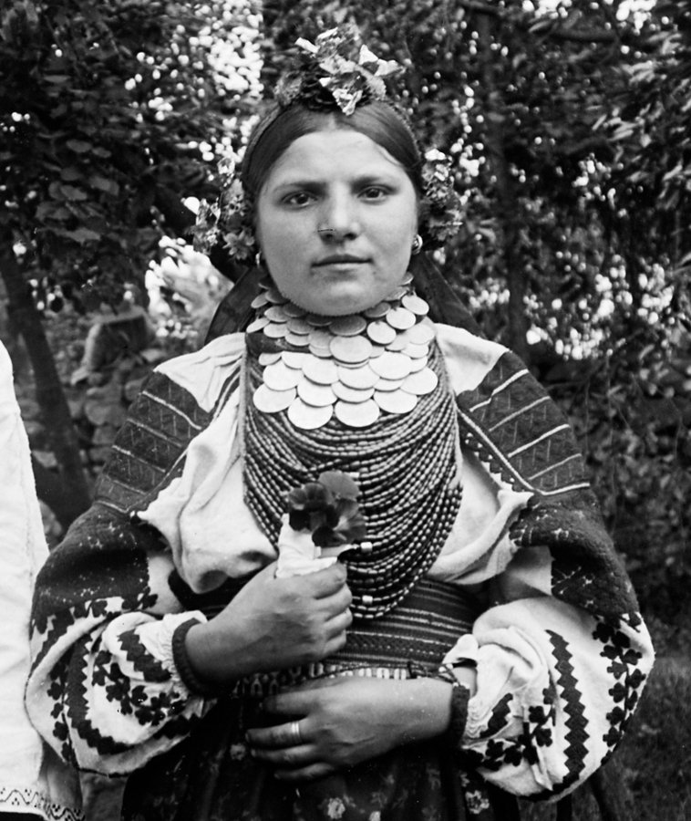 018_Para narzeczonych z Horoszowej w odświętnych podolskich strojach V-2410_ЛІ_деталь_2