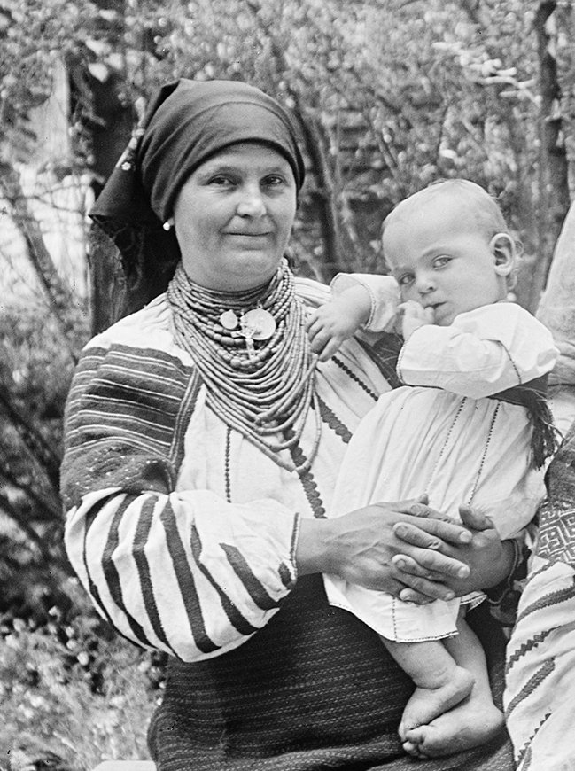 019_Węgrzynowicz Leopold_1913_Trzypokoleniowa rodzina wójta z Boryszkowiec w odświętnych podolskich strojach V-2561_ЛІ_деталь