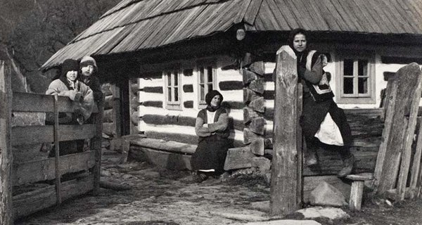 Жінки з дітьми біля будинку. Ясіня на Закарпатті, 1934 р. Else Seifert, SLUB  Deutsche Fotothek