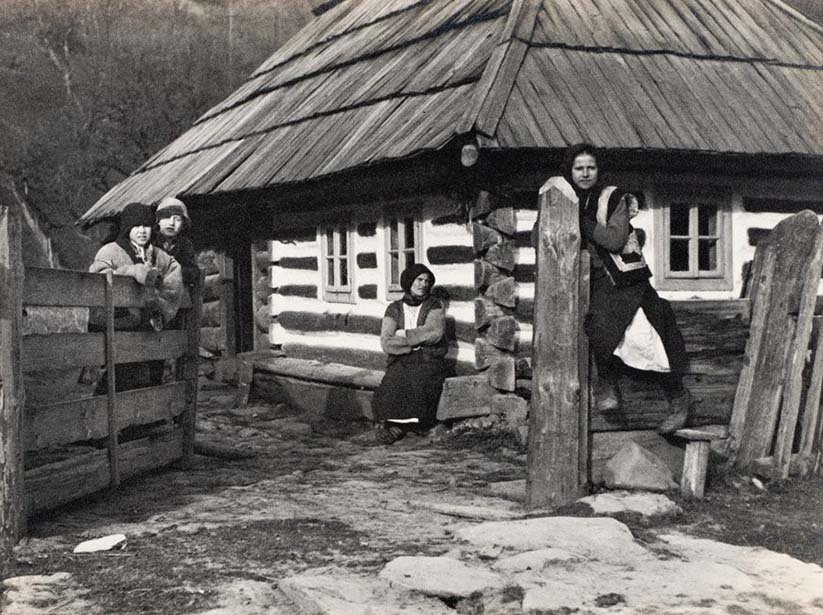 Жінки з дітьми біля будинку. Ясіня на Закарпатті, 1934 р. Else Seifert, SLUB  Deutsche Fotothek
