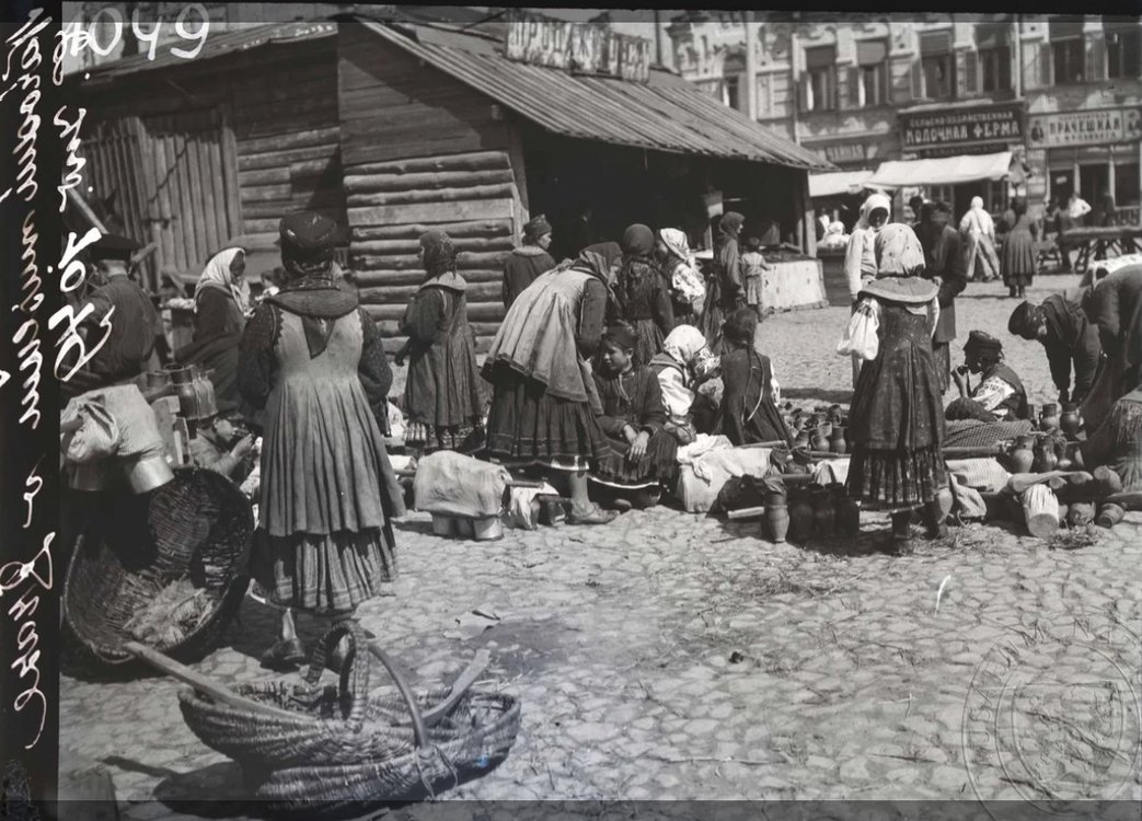 020_На ринку в Києві. Світлив 1911 р. чеський етнограф, антрополог та викладач Карел Хотек (1881–1967) Опублікував  Михайло Маркович