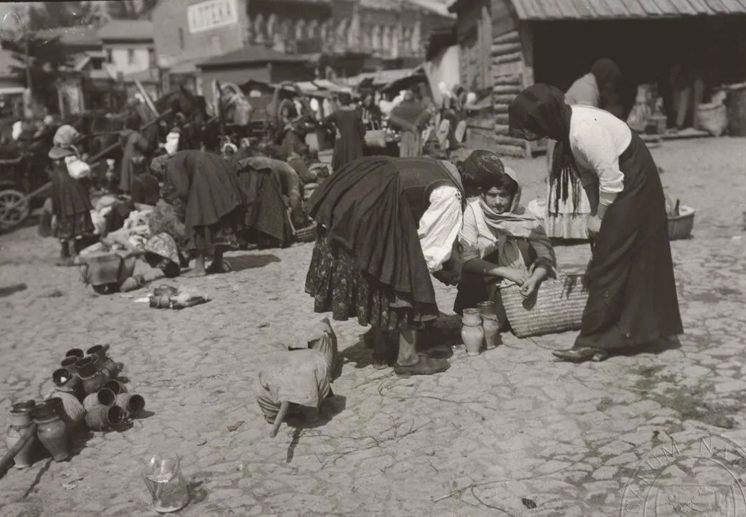 020_b_На ринку в Києві. Світлив 1911 р. чеський етнограф, антрополог та викладач Карел Хотек (1881–1967) Опублікував  Михайло Маркович