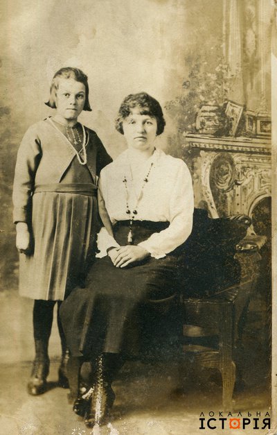 Справа (ім’я невідоме) Патан, і її сестра, Канада, 1930-ті рр.