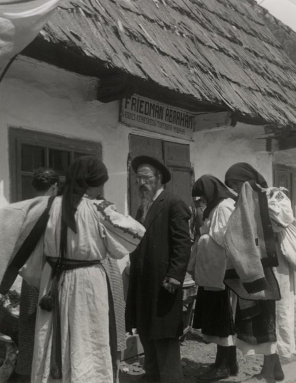 023_Русинки та єврей біля магазина змішаної торгівлі Авраама Фрідмана. Хуст - копия