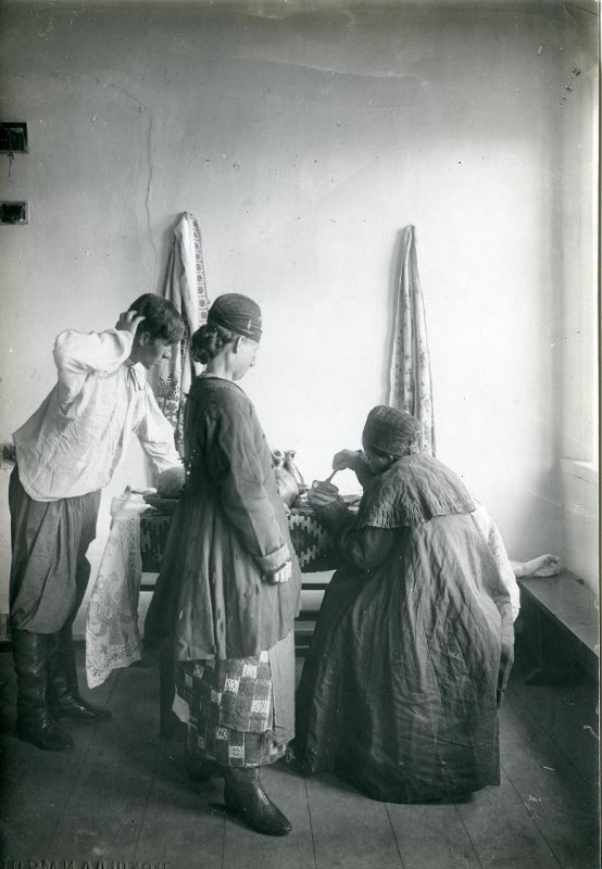 025_Фото зі знахаркою. 1909. Село Василівка (Новомосковський повіт Катеринославської губернії_ тепер у Дніпровському районі Дніпропетровської області). Фототека РЕМ 3265–47._n