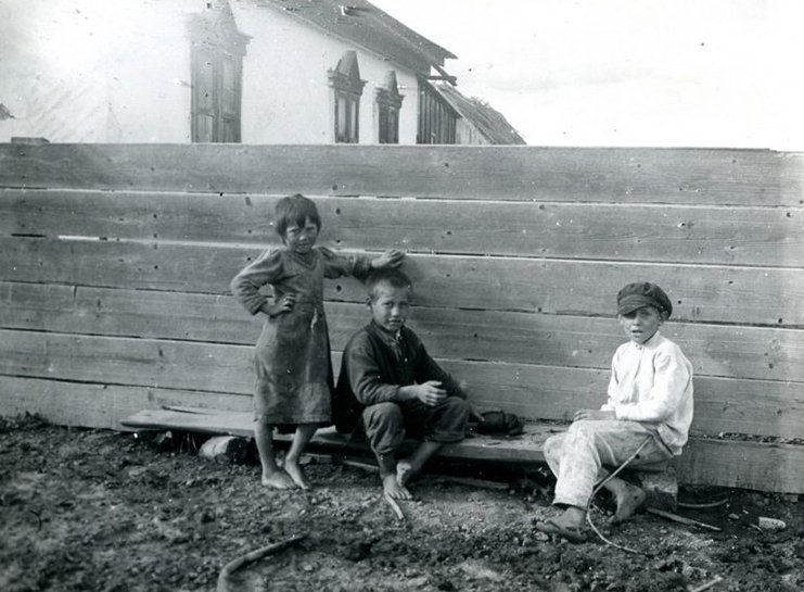 Діти на вулиці, село Іванівка, Іванівський район, Владивостоцька округа.