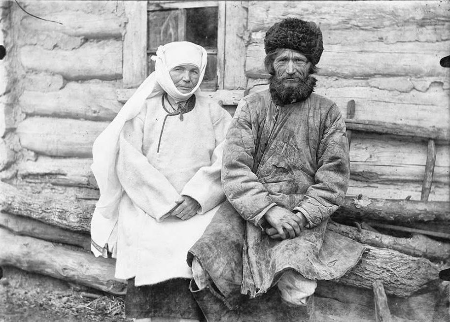 027_Жінка  в намітці_чоловік  у кожусі-1
