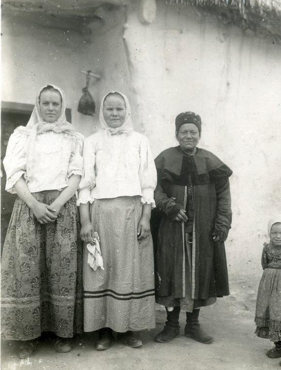028_Група жінок. 1910 р. Слобода Тали, Богучарський повіт, Воронезька губернія (тепер село, Кантемирівський район, Воронезька область, РФ). Фотограф Микола Лебєдєв. Фототека РЕМ 3326-1._n