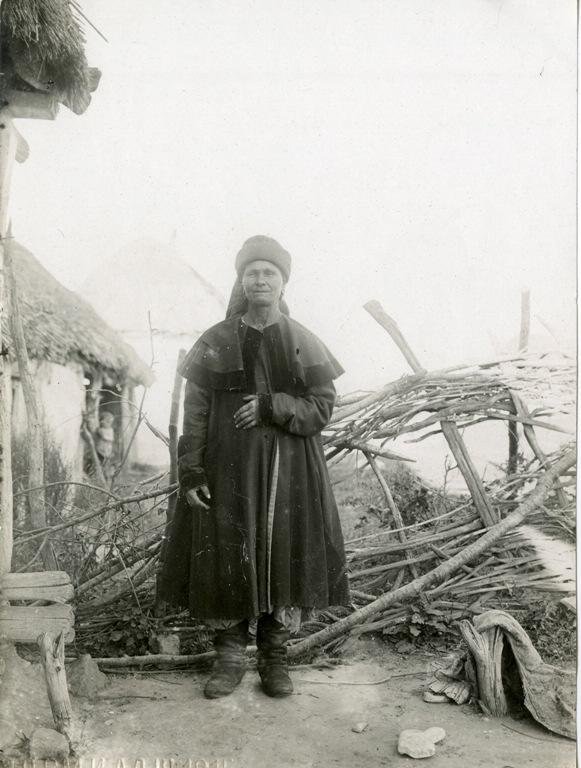 029_Жінка у халаті. 1910 р. Слобода Тали, Богучарський повіт, Воронезька губернія (тепер село, Кантемирівський район, Воронезька область, РФ). Фотограф Микола Лебєдєв. Фототека РЕМ 3326-2._n