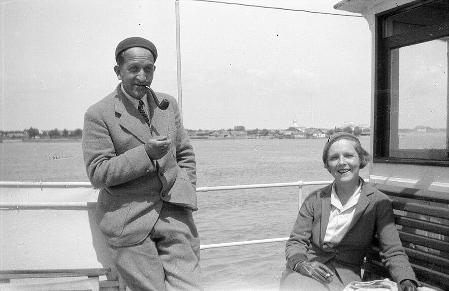 02_Jacqueline et René Bénézech à bord d'un bateau